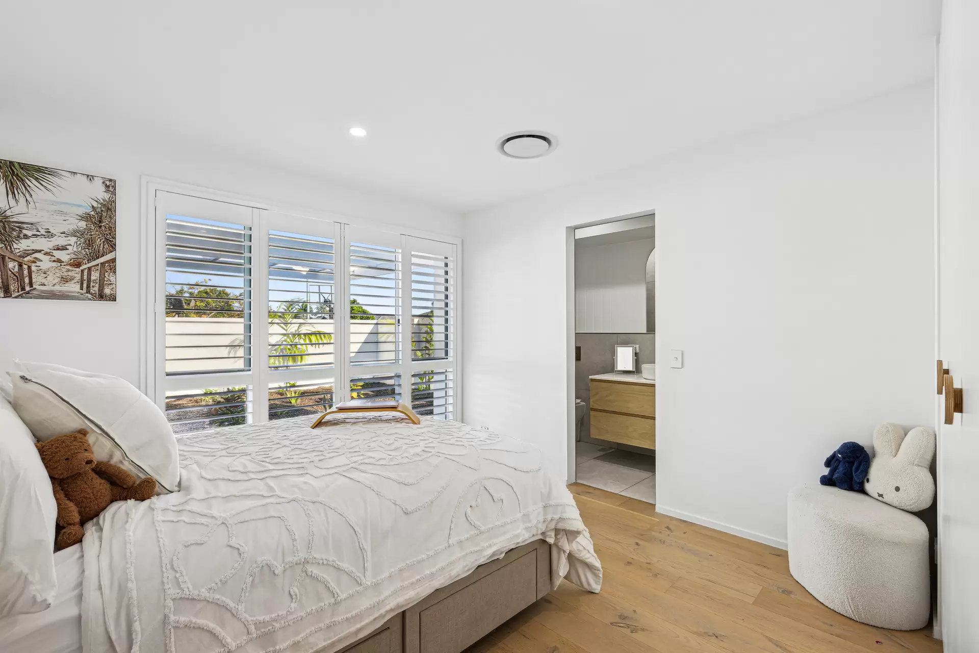 11 Rannock Avenue, Benowa Waters Sold by Queensland Sotheby's International Realty - image 1
