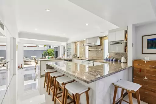 1/60 Woodroffe Avenue, Main Beach Sold by 