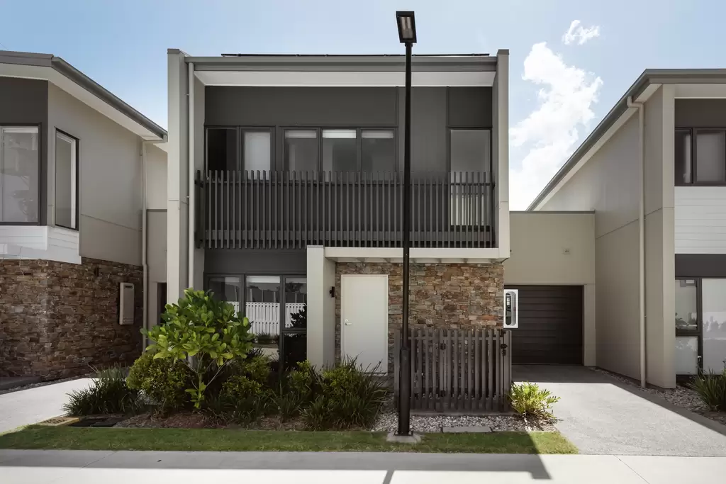 2/191 Marina Quays Boulevard, Hope Island Sold by Queensland Sotheby's International Realty