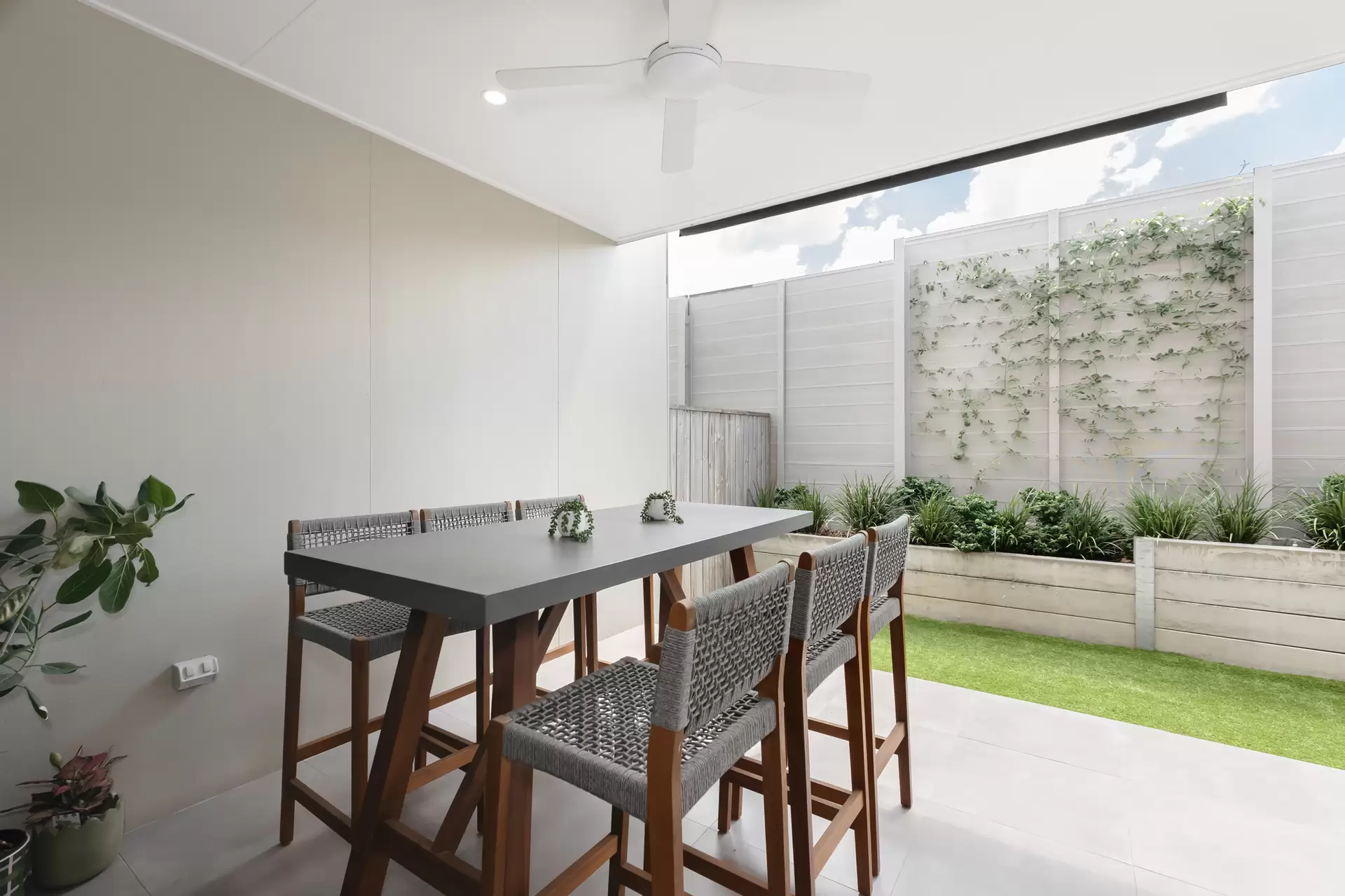 2/191 Marina Quays Boulevard, Hope Island Sold by  - image 1