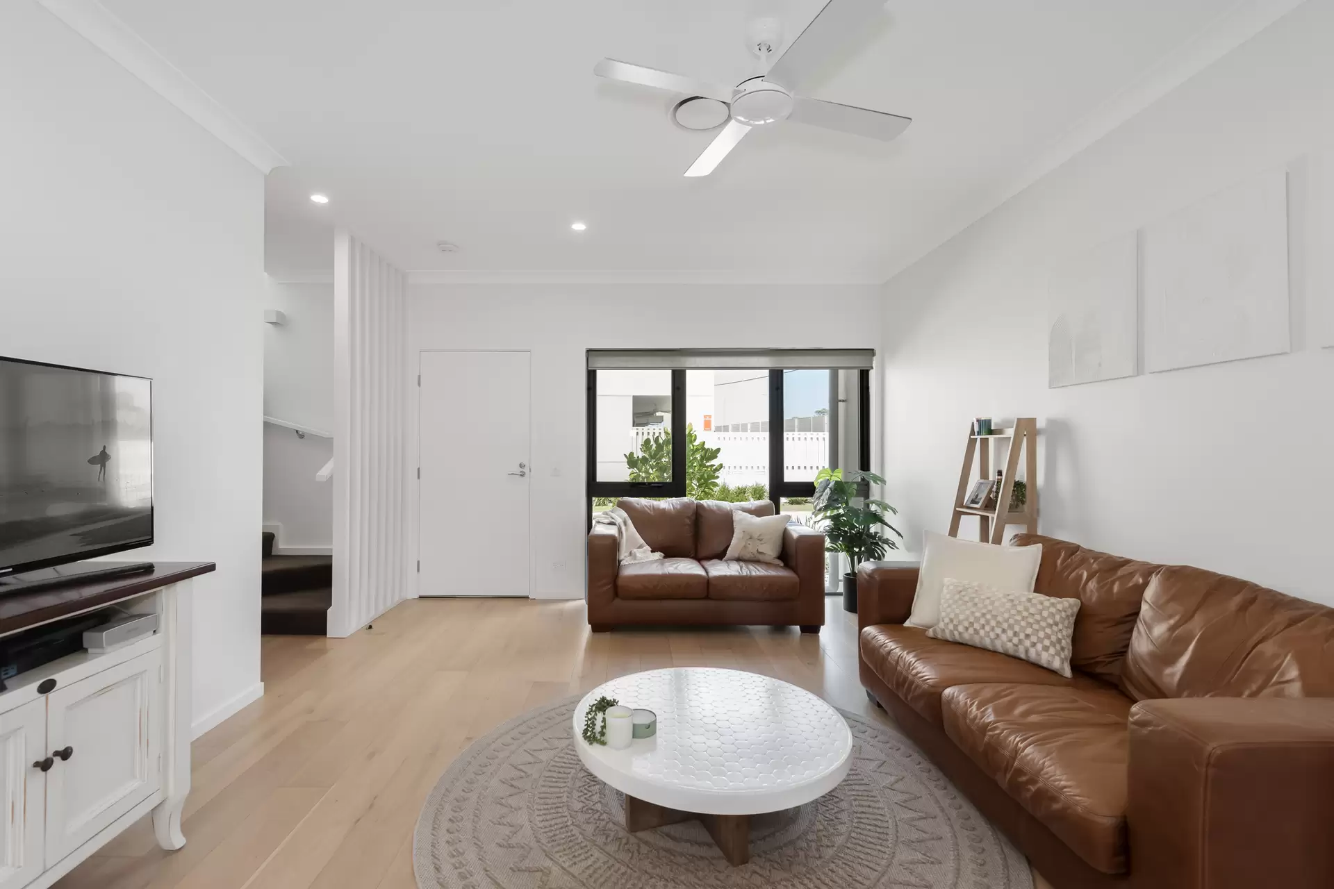 2/191 Marina Quays Boulevard, Hope Island Sold by  - image 1