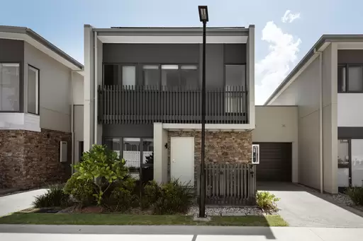 2/191 Marina Quays Boulevard, Hope Island Sold by Queensland Sotheby's International Realty