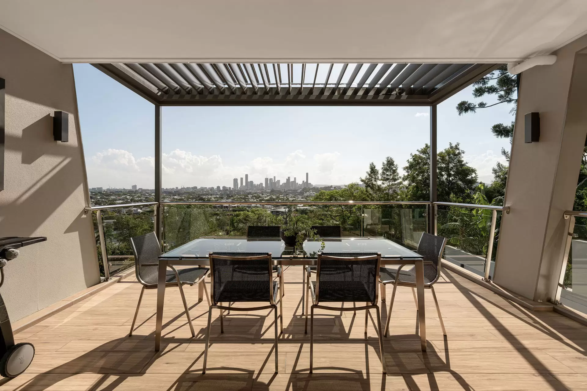 40 Wentworth Parade, Balmoral Sold by Queensland Sotheby's International Realty - image 1