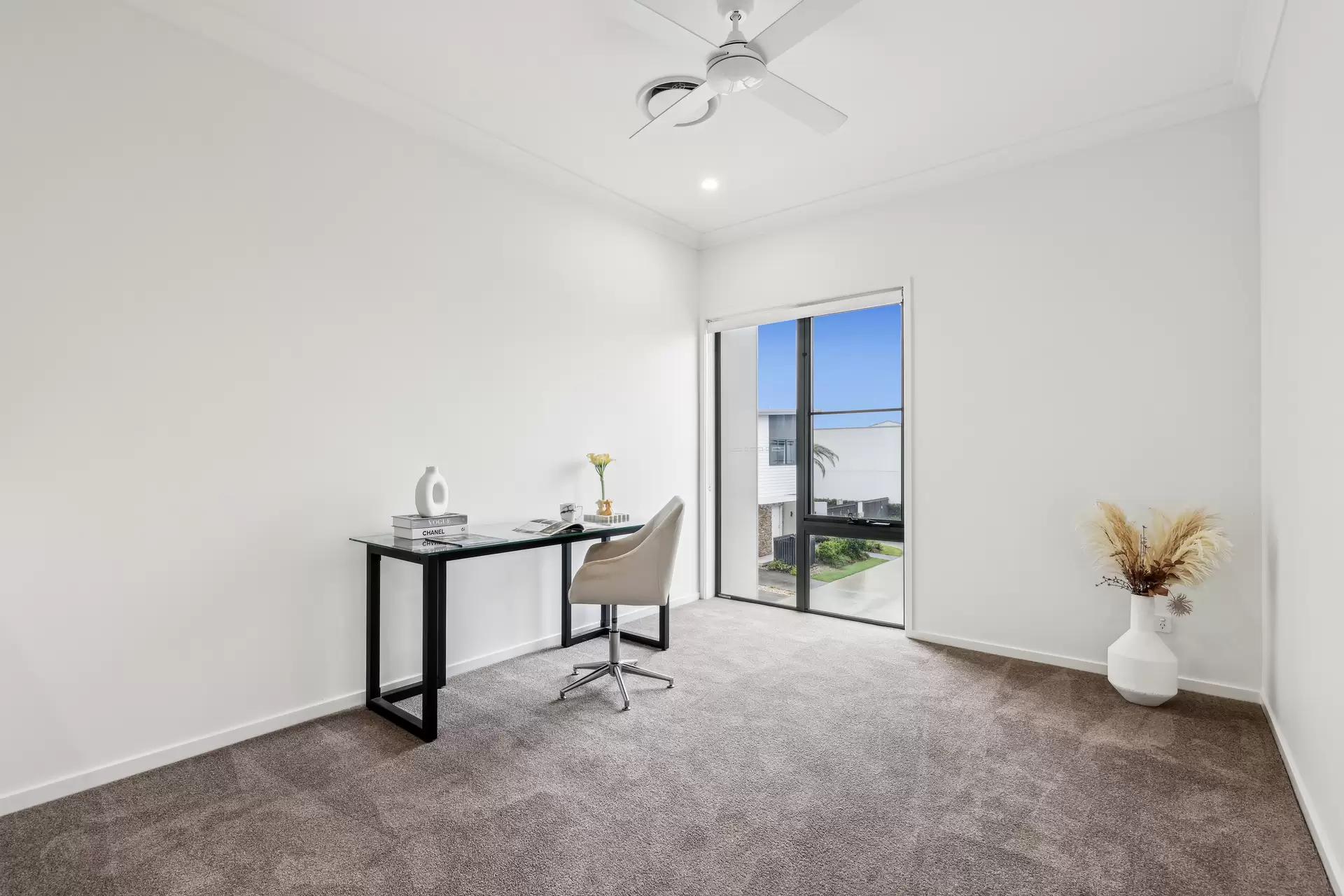 37/191 Marina Quays Boulevard, Hope Island Sold by  - image 1