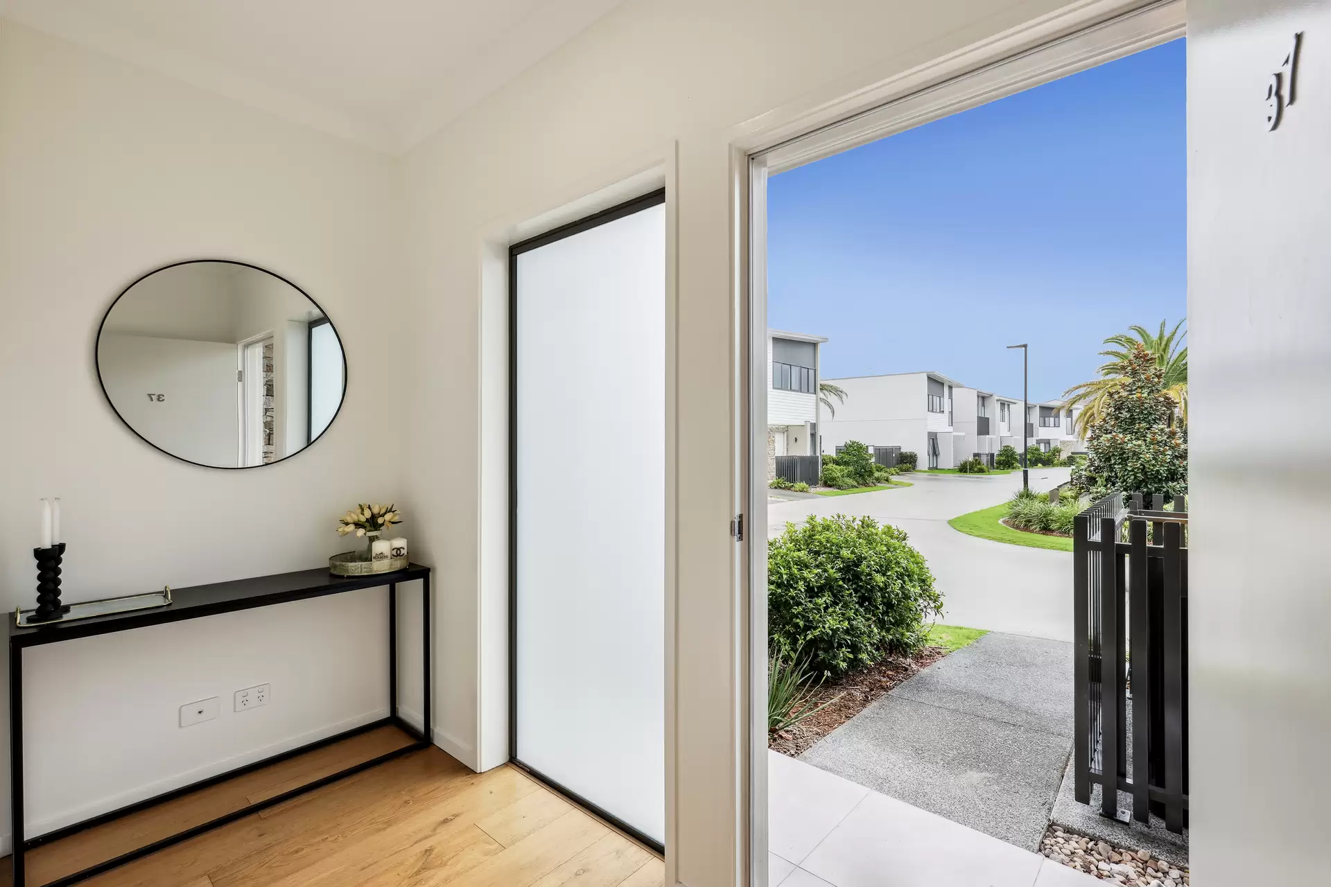 37/191 Marina Quays Boulevard, Hope Island Sold by  - image 1