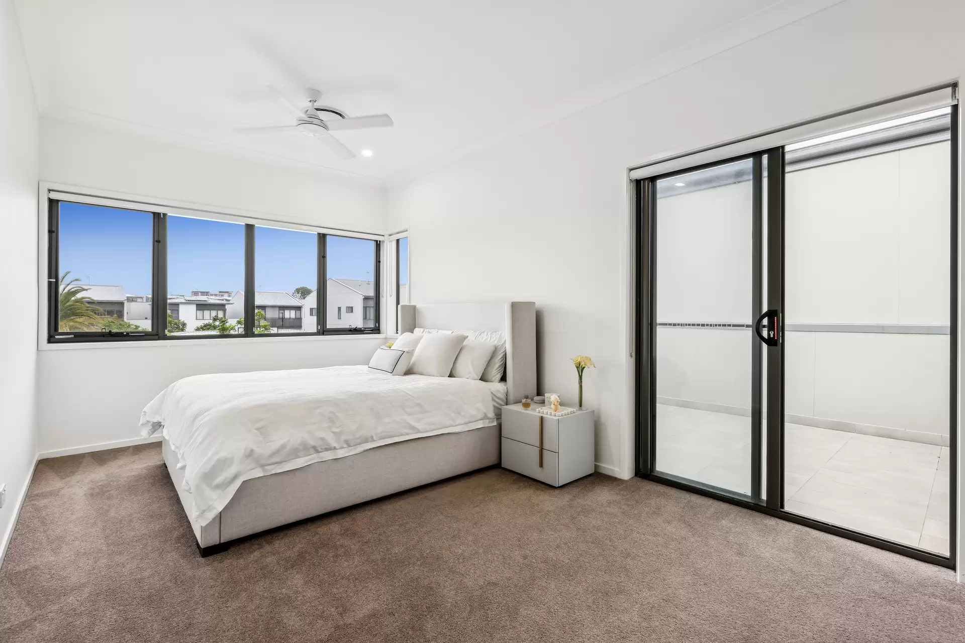 37/191 Marina Quays Boulevard, Hope Island Sold by  - image 1