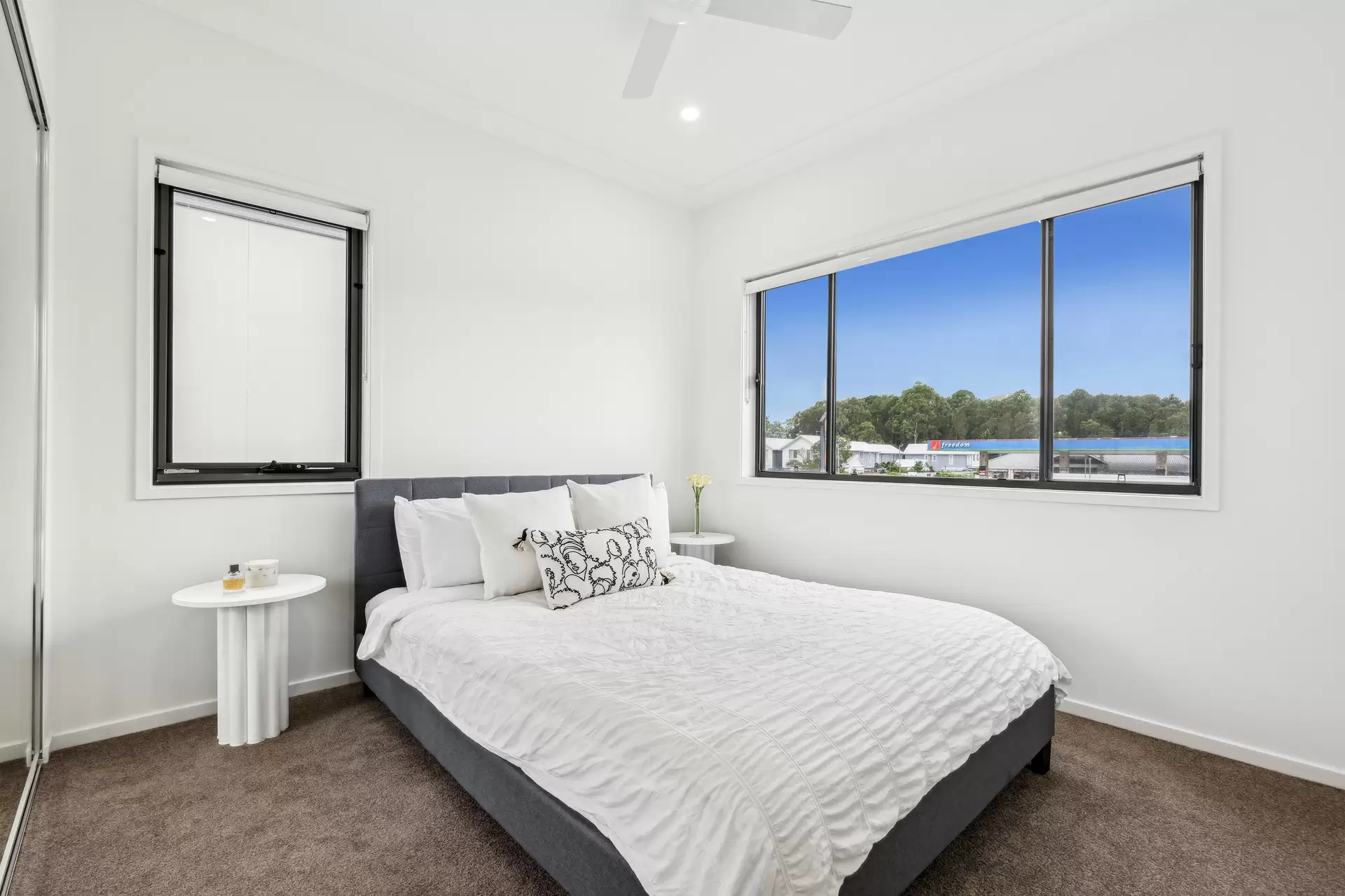 37/191 Marina Quays Boulevard, Hope Island Sold by  - image 1