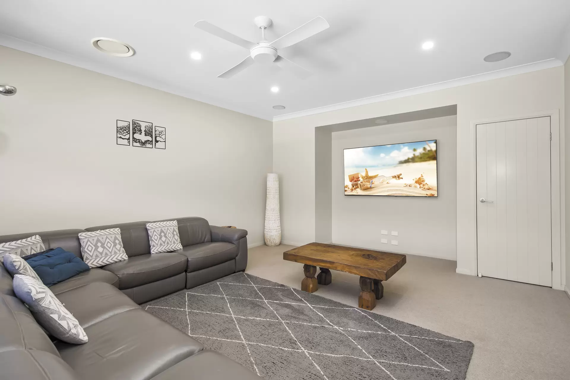 8 Viola Drive, Redland Bay Sold by Queensland Sotheby's International Realty - image 1