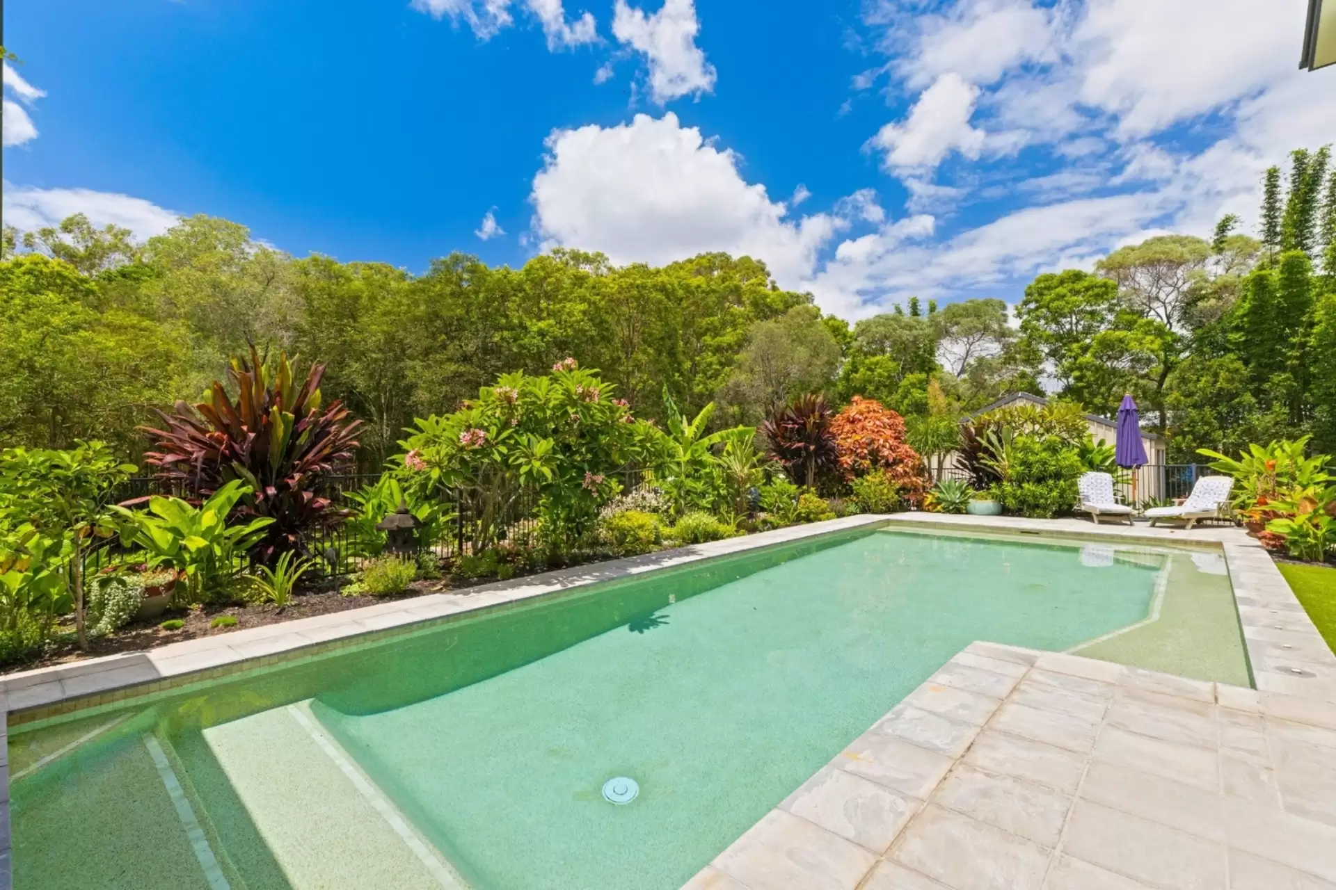 8 Viola Drive, Redland Bay Sold by Queensland Sotheby's International Realty - image 1
