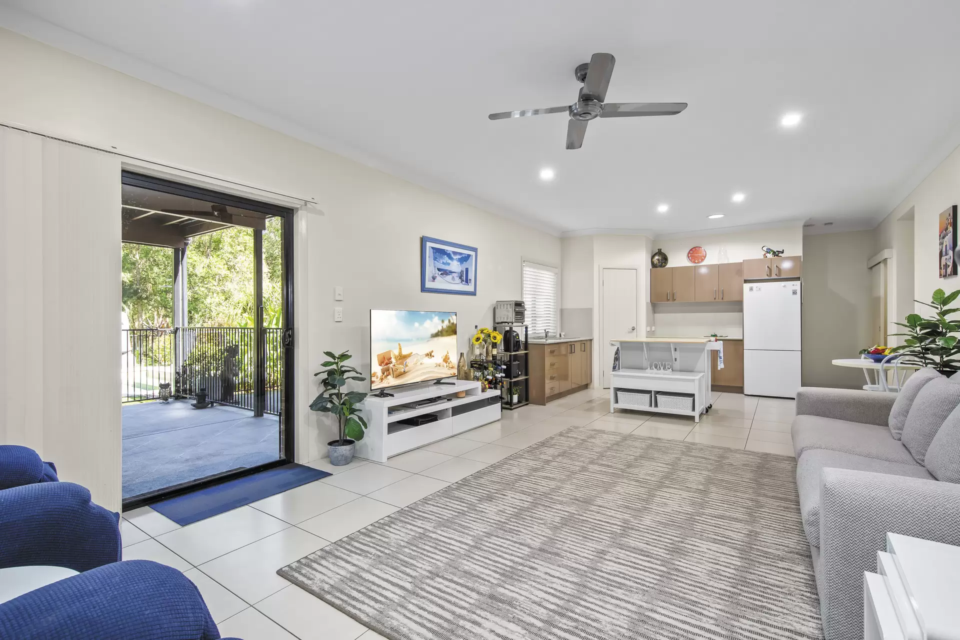 8 Viola Drive, Redland Bay Sold by Queensland Sotheby's International Realty - image 1