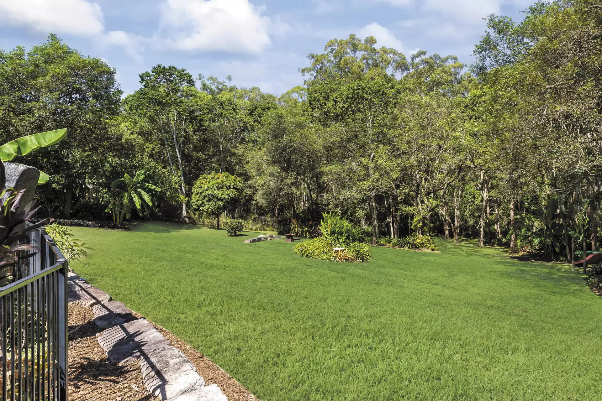 8 Viola Drive, Redland Bay Sold by Queensland Sotheby's International Realty - image 1