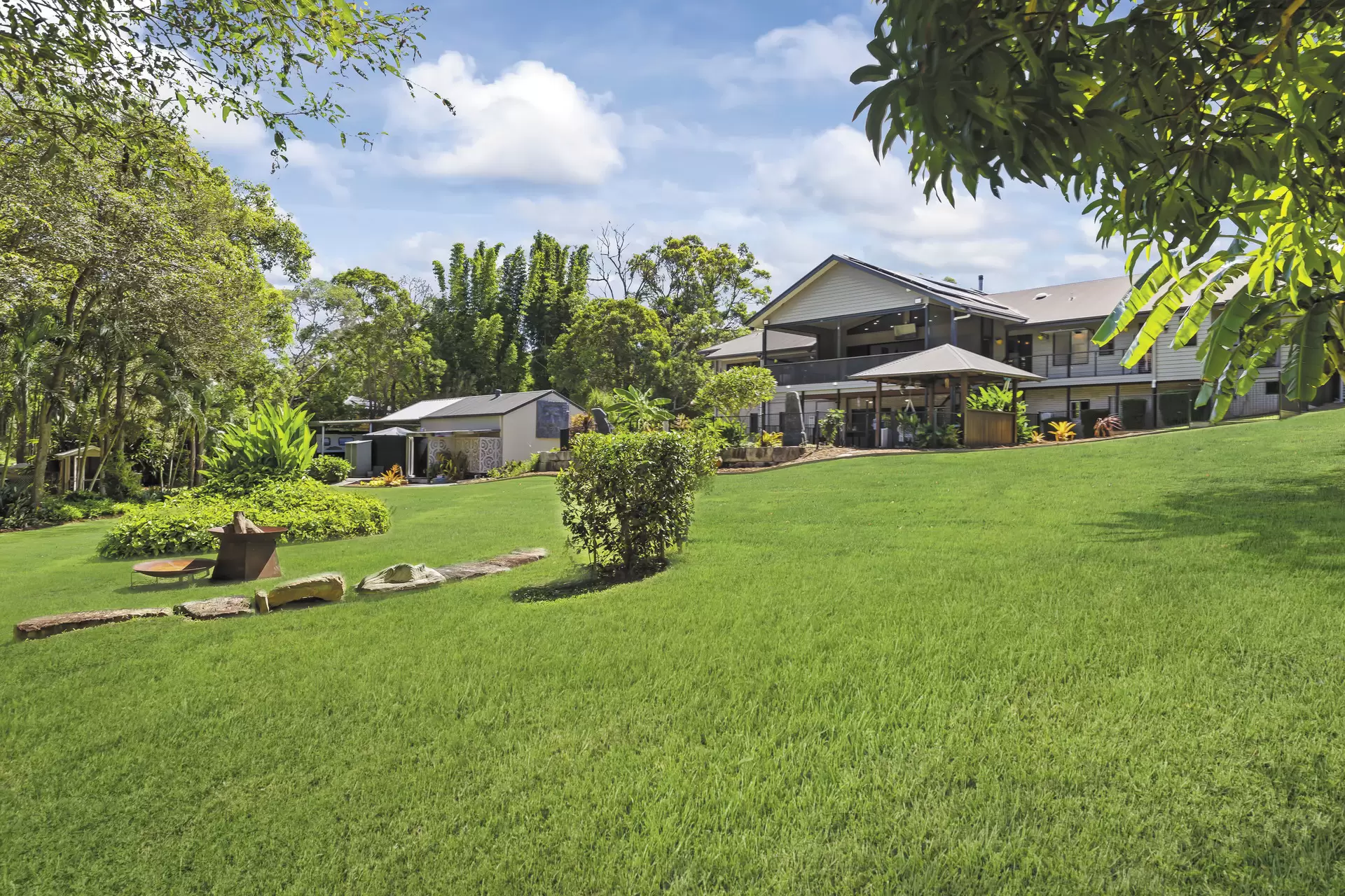 8 Viola Drive, Redland Bay Sold by Queensland Sotheby's International Realty - image 1