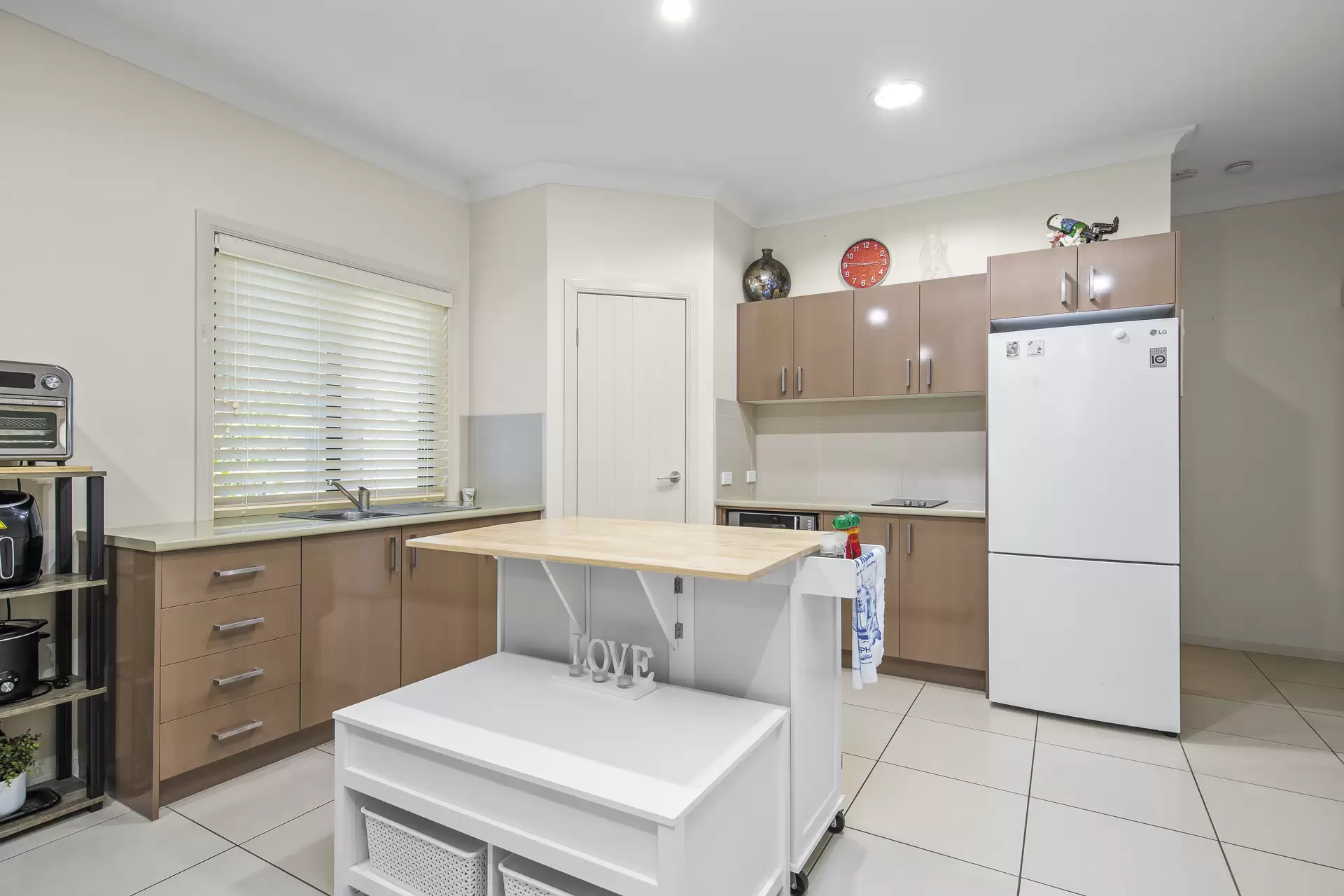 8 Viola Drive, Redland Bay Sold by Queensland Sotheby's International Realty - image 1
