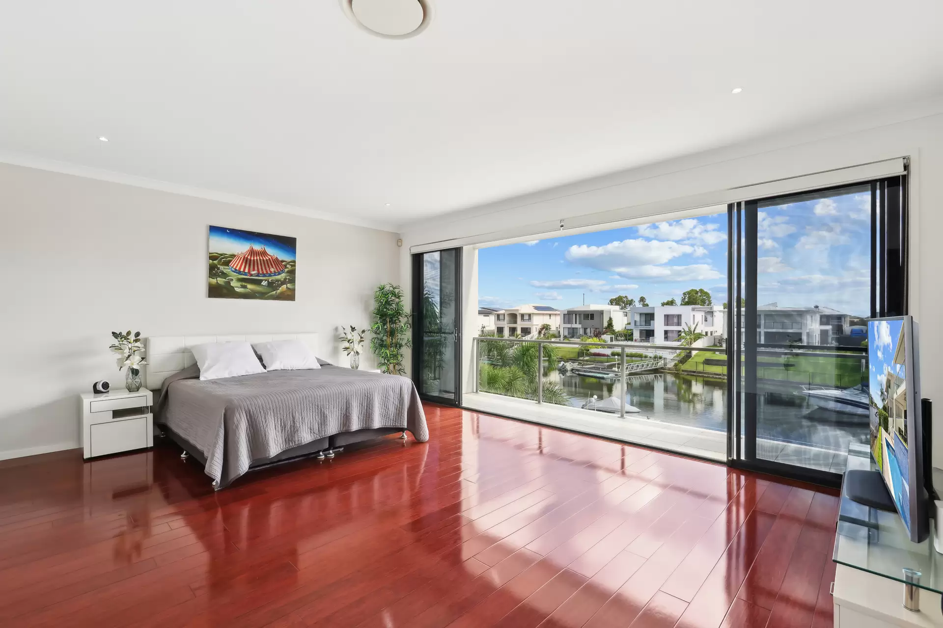 26 Harbourvue Court, Helensvale Sold by  - image 1