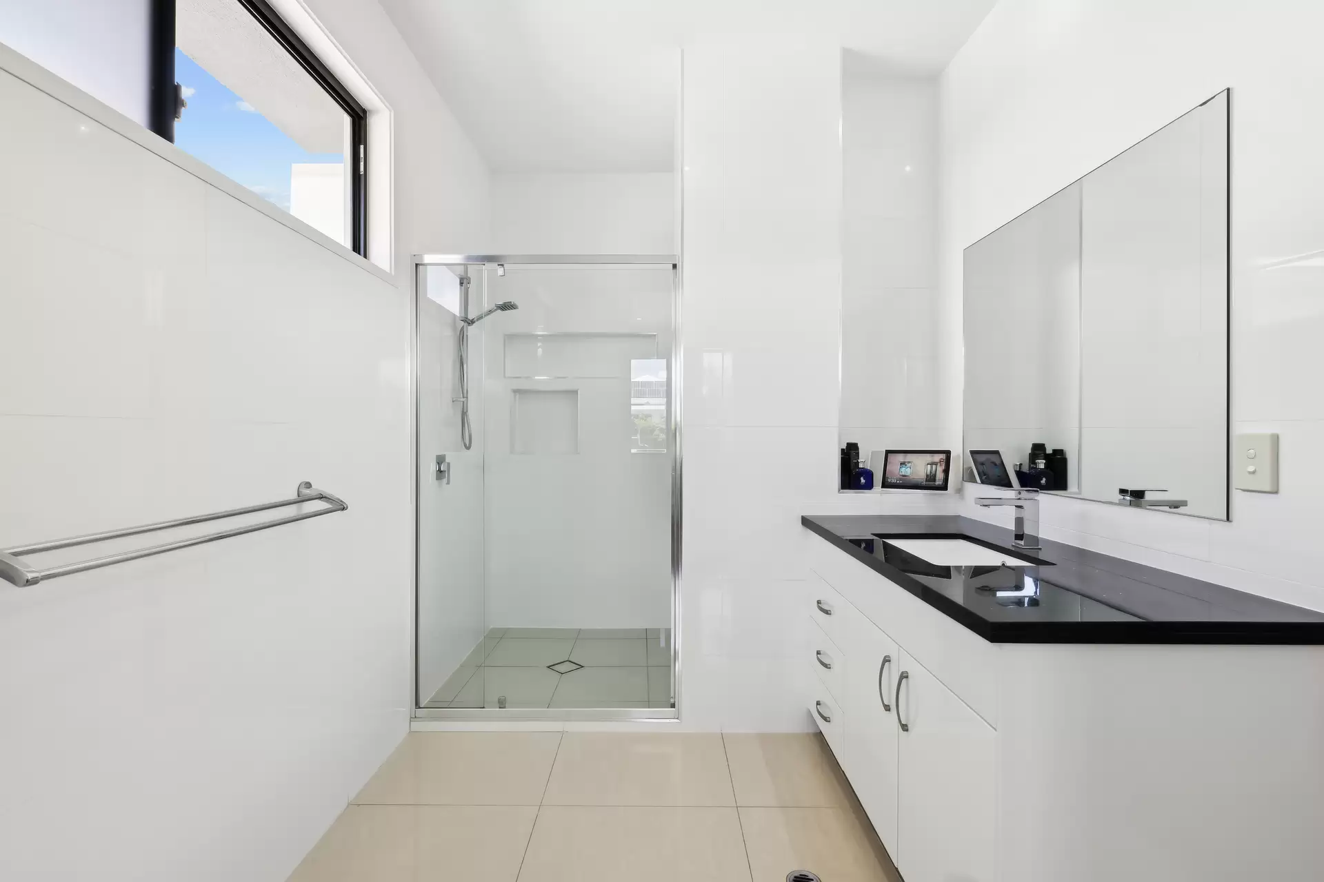 26 Harbourvue Court, Helensvale Sold by Queensland Sotheby's International Realty - image 1