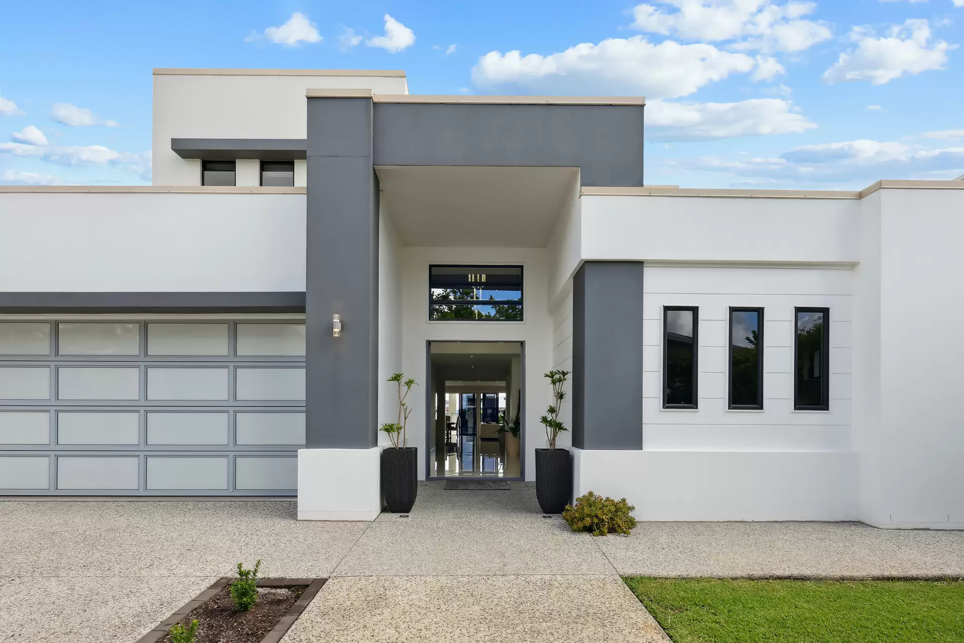 26 Harbourvue Court, Helensvale Sold by Queensland Sotheby's International Realty - image 1