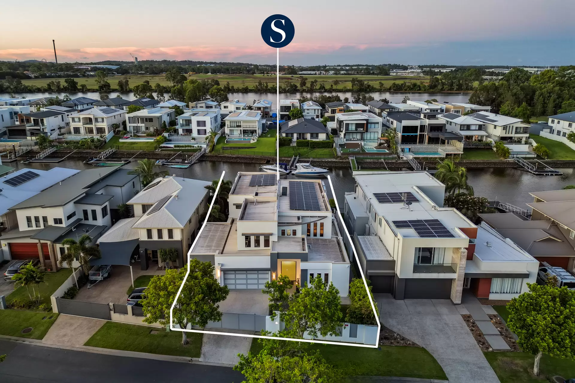 26 Harbourvue Court, Helensvale Sold by Queensland Sotheby's International Realty - image 1