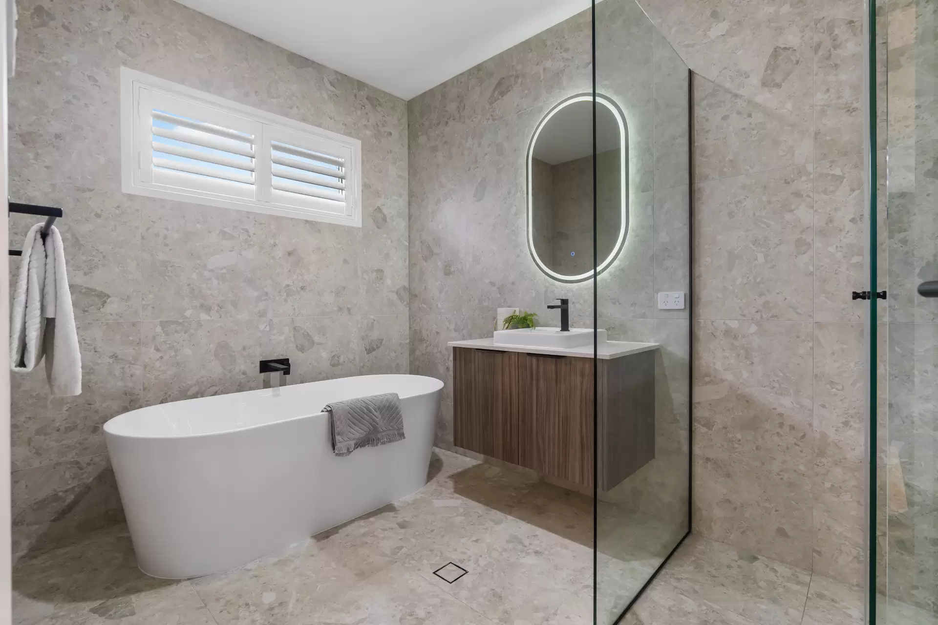 8 Opal Street, Holland Park Sold by Queensland Sotheby's International Realty - image 1