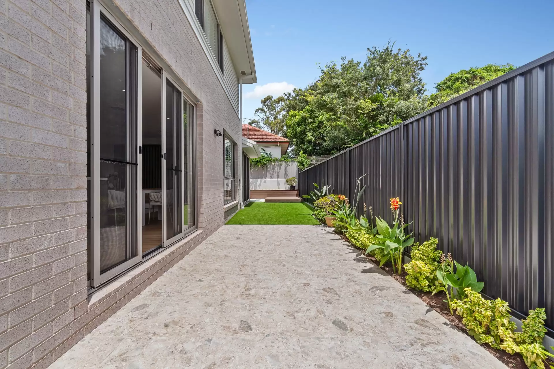 8 Opal Street, Holland Park Sold by Queensland Sotheby's International Realty - image 1