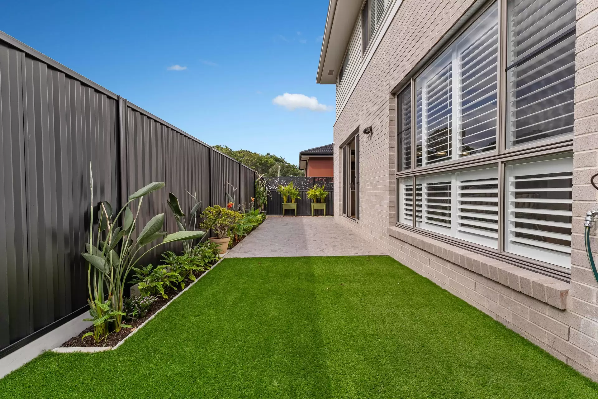 8 Opal Street, Holland Park Sold by Queensland Sotheby's International Realty - image 1