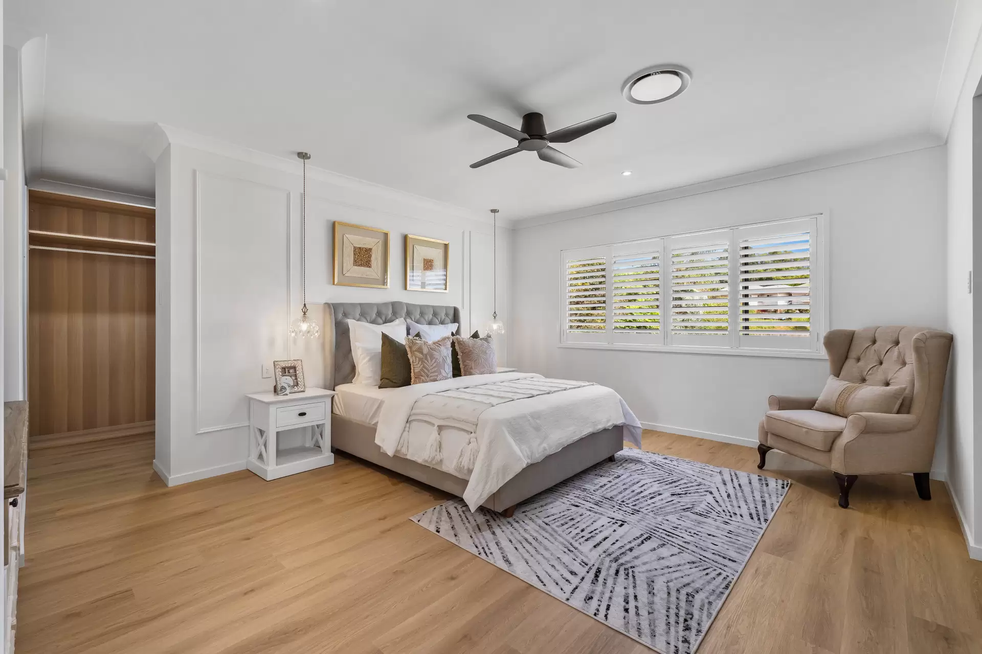 8 Opal Street, Holland Park Sold by Queensland Sotheby's International Realty - image 1