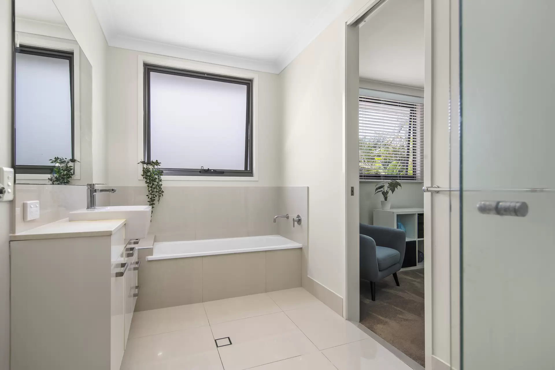 13/10-12 Bainbridge Street, Ormiston Sold by Queensland Sotheby's International Realty - image 1