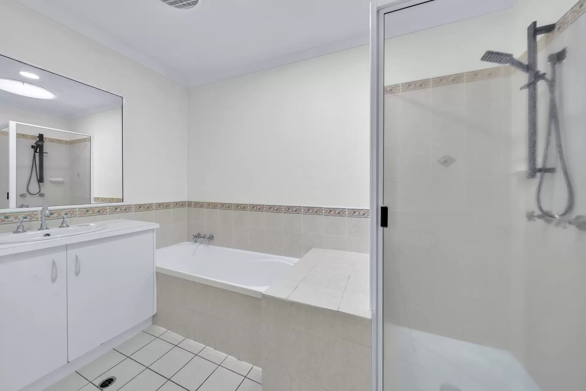 2/9 MacArthur Drive, Cannonvale Sold by Queensland Sotheby's International Realty - image 1