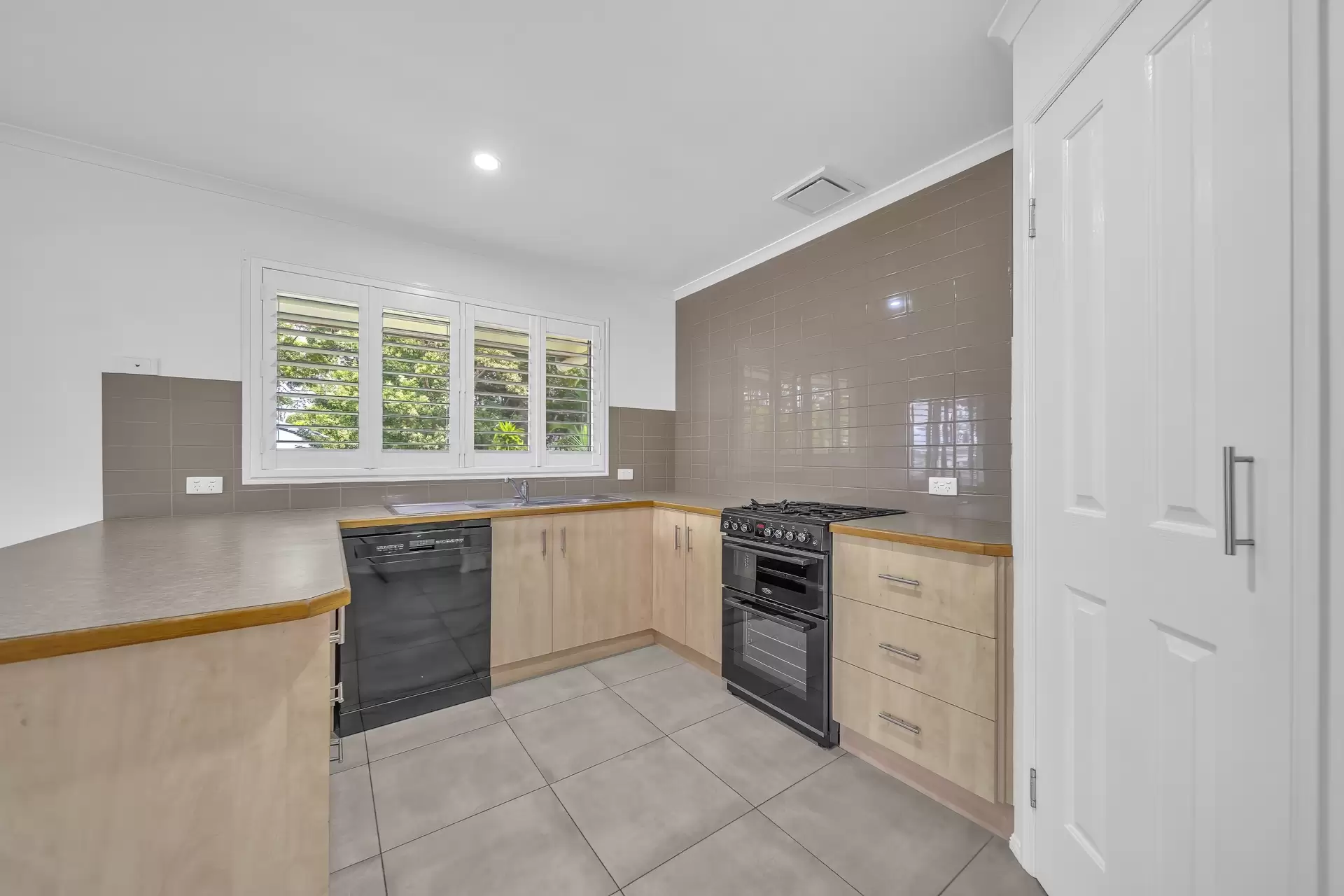 2/9 MacArthur Drive, Cannonvale Sold by Queensland Sotheby's International Realty - image 1
