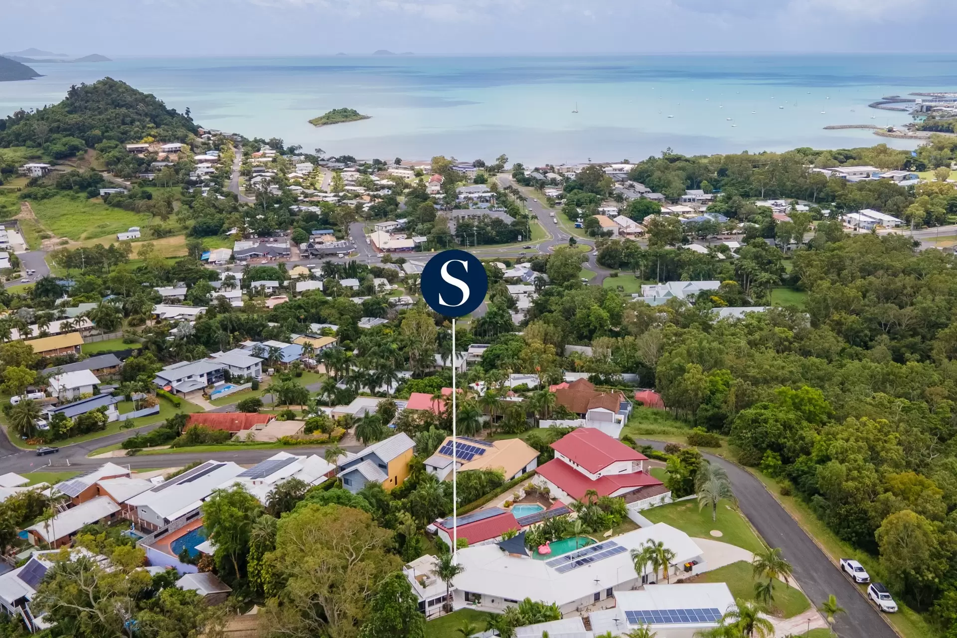 16 Illawong Street, Cannonvale Sold by Queensland Sotheby's International Realty - image 1