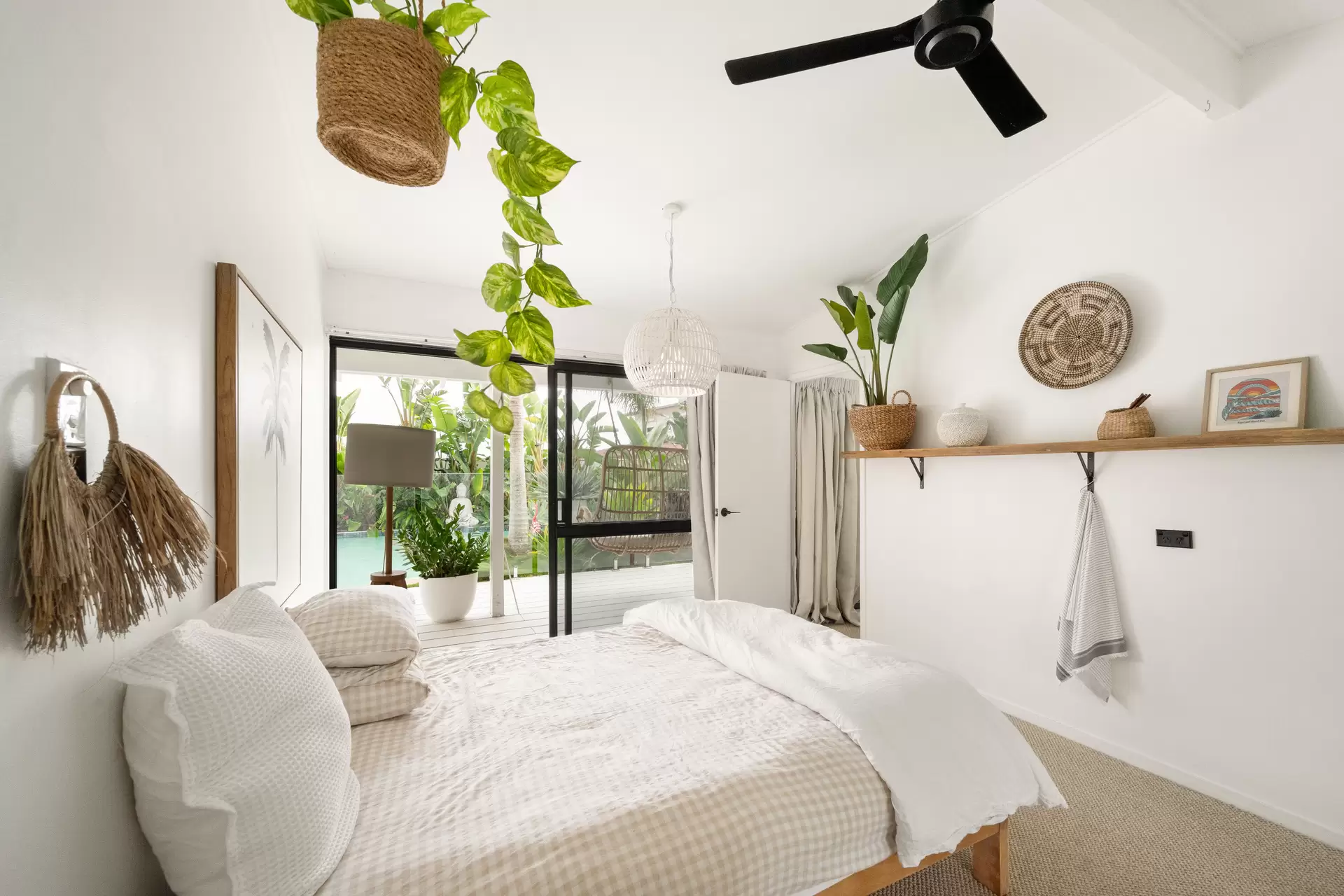 16 Illawong Street, Cannonvale Sold by Queensland Sotheby's International Realty - image 1
