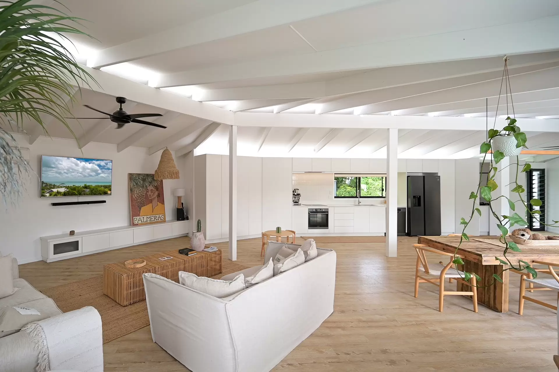 16 Illawong Street, Cannonvale Sold by Queensland Sotheby's International Realty - image 1