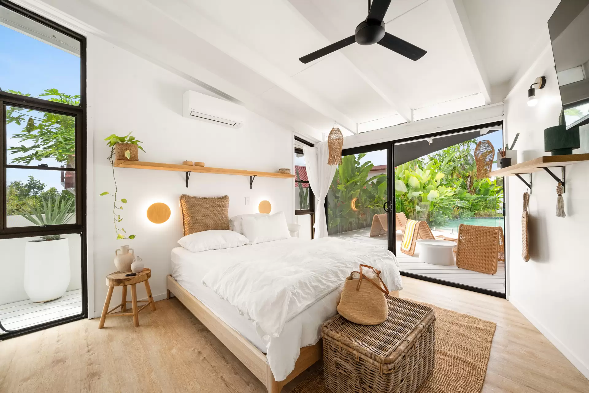 16 Illawong Street, Cannonvale Sold by Queensland Sotheby's International Realty - image 1