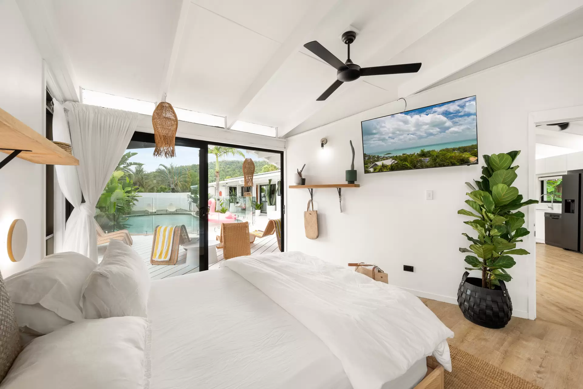 16 Illawong Street, Cannonvale Sold by Queensland Sotheby's International Realty - image 1