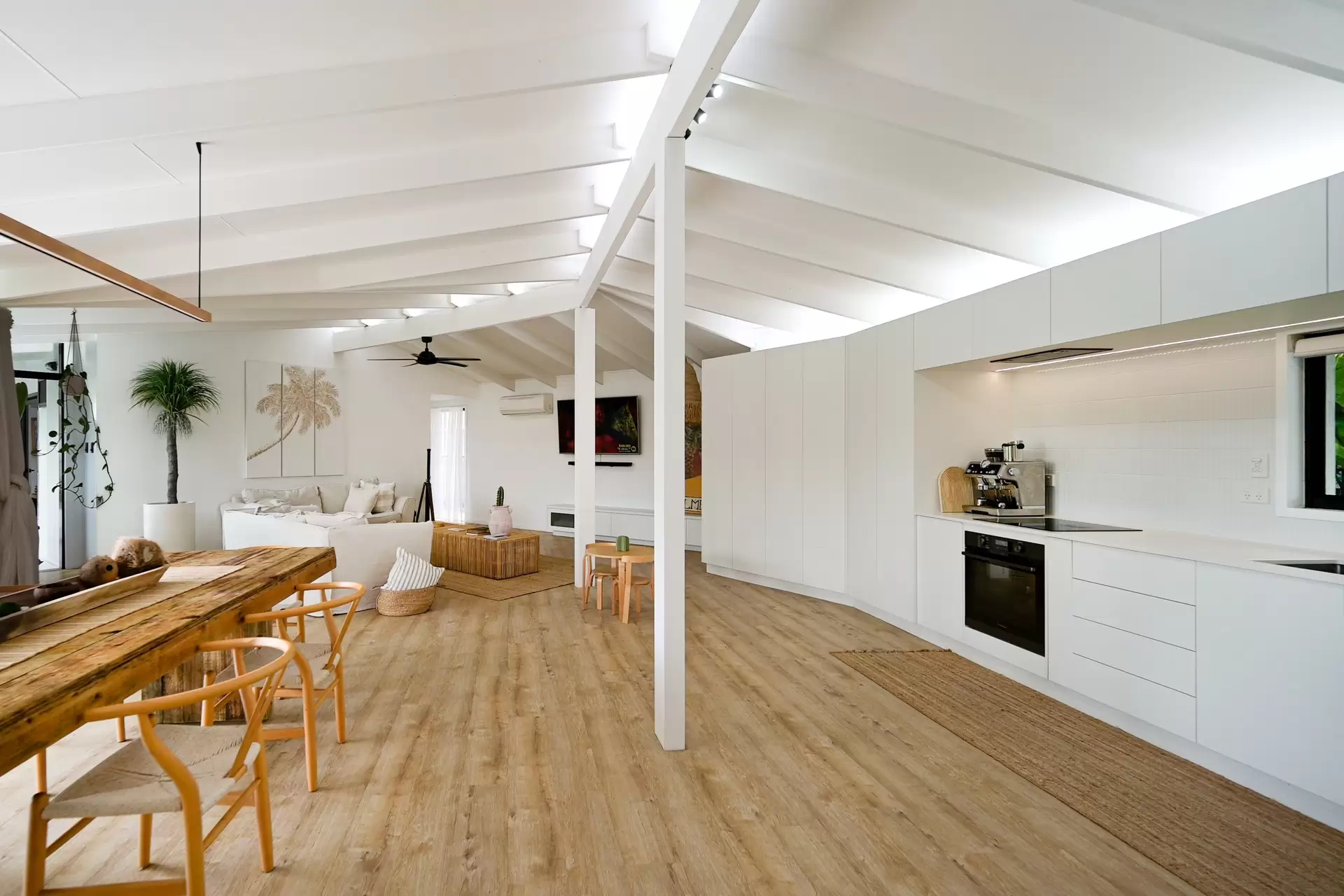 16 Illawong Street, Cannonvale Sold by Queensland Sotheby's International Realty - image 1
