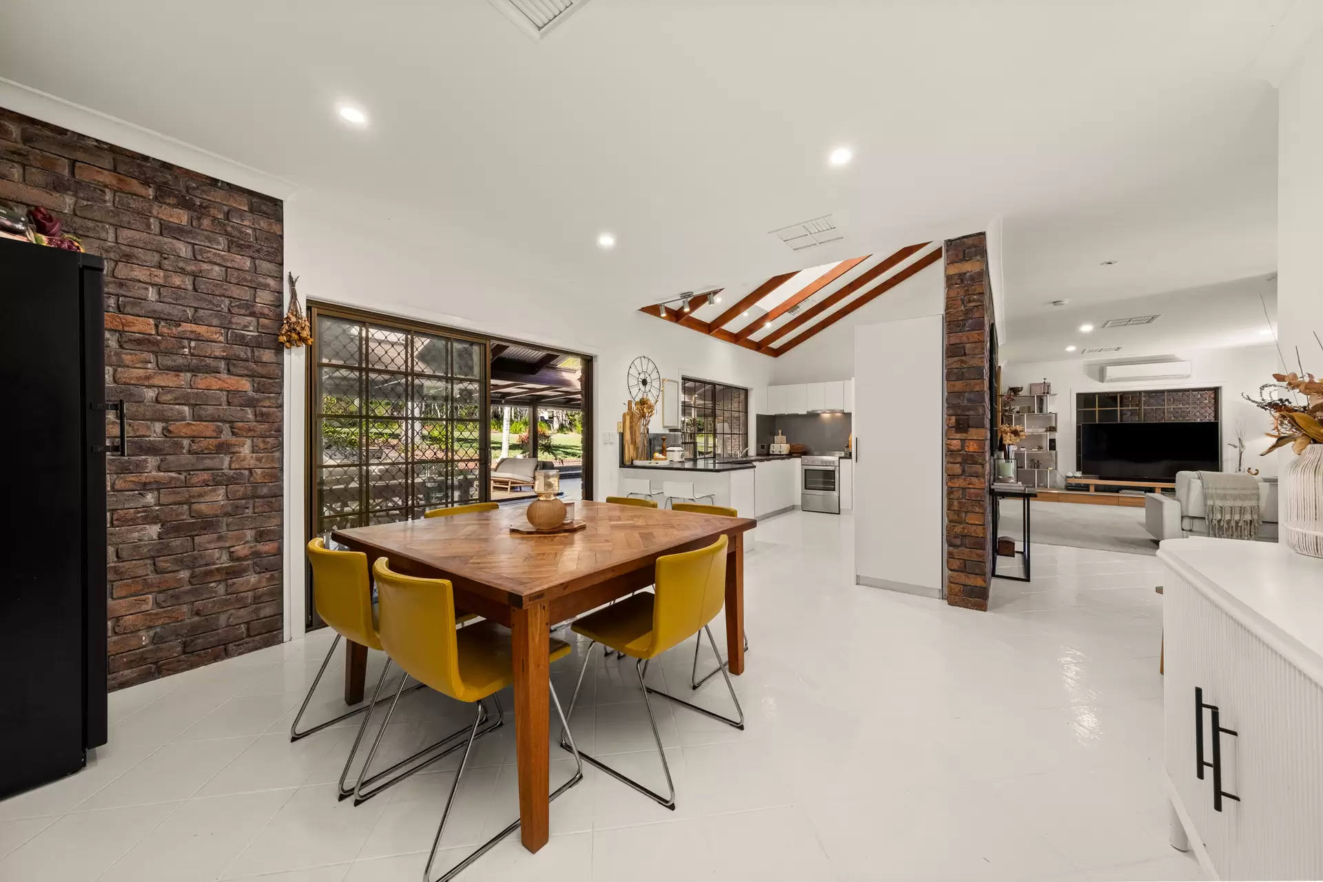 96 Eastwood Street, Chandler Sold by Queensland Sotheby's International Realty - image 1
