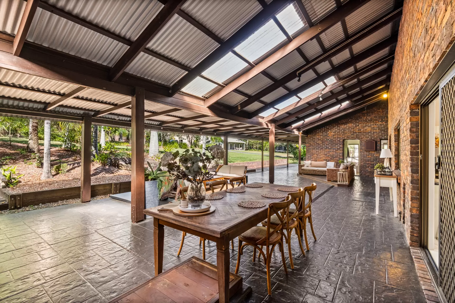 96 Eastwood Street, Chandler Sold by Queensland Sotheby's International Realty - image 1