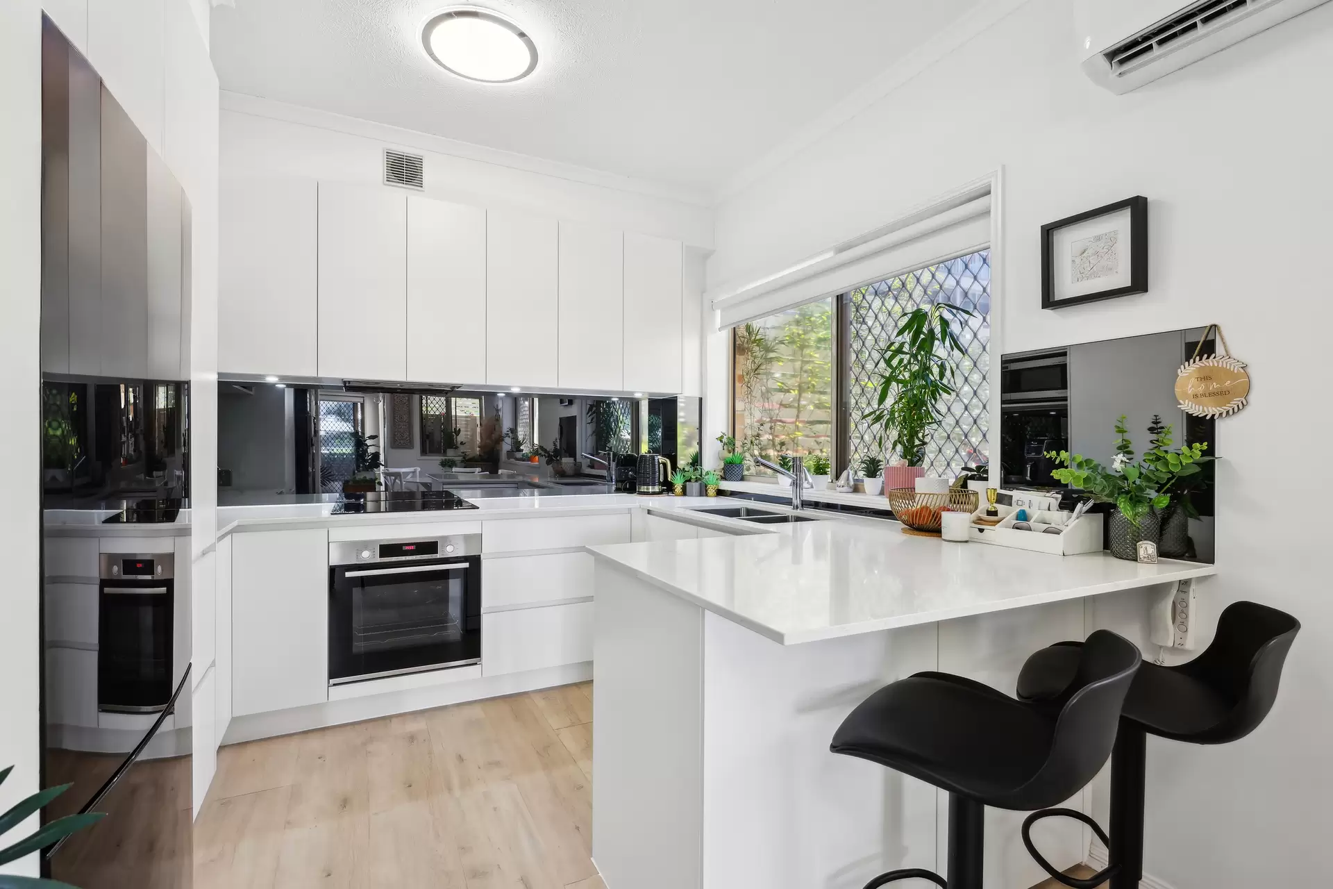 5/47 Bauer Street, Southport Sold by Queensland Sotheby's International Realty - image 1