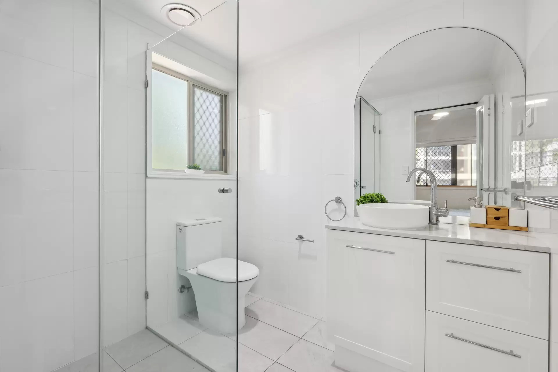 5/47 Bauer Street, Southport Sold by Queensland Sotheby's International Realty - image 1