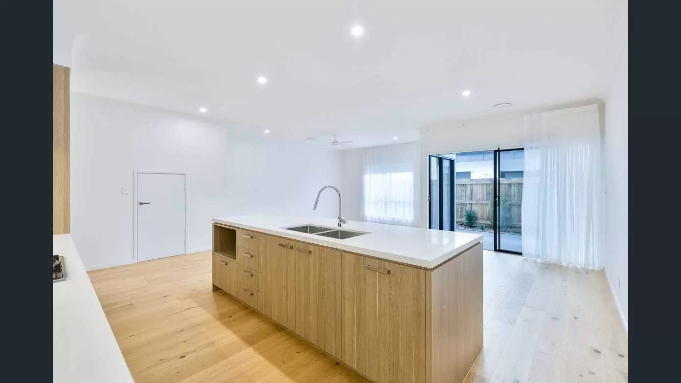 10/2 Lyra Avenue, Hope Island Sold by  - image 1