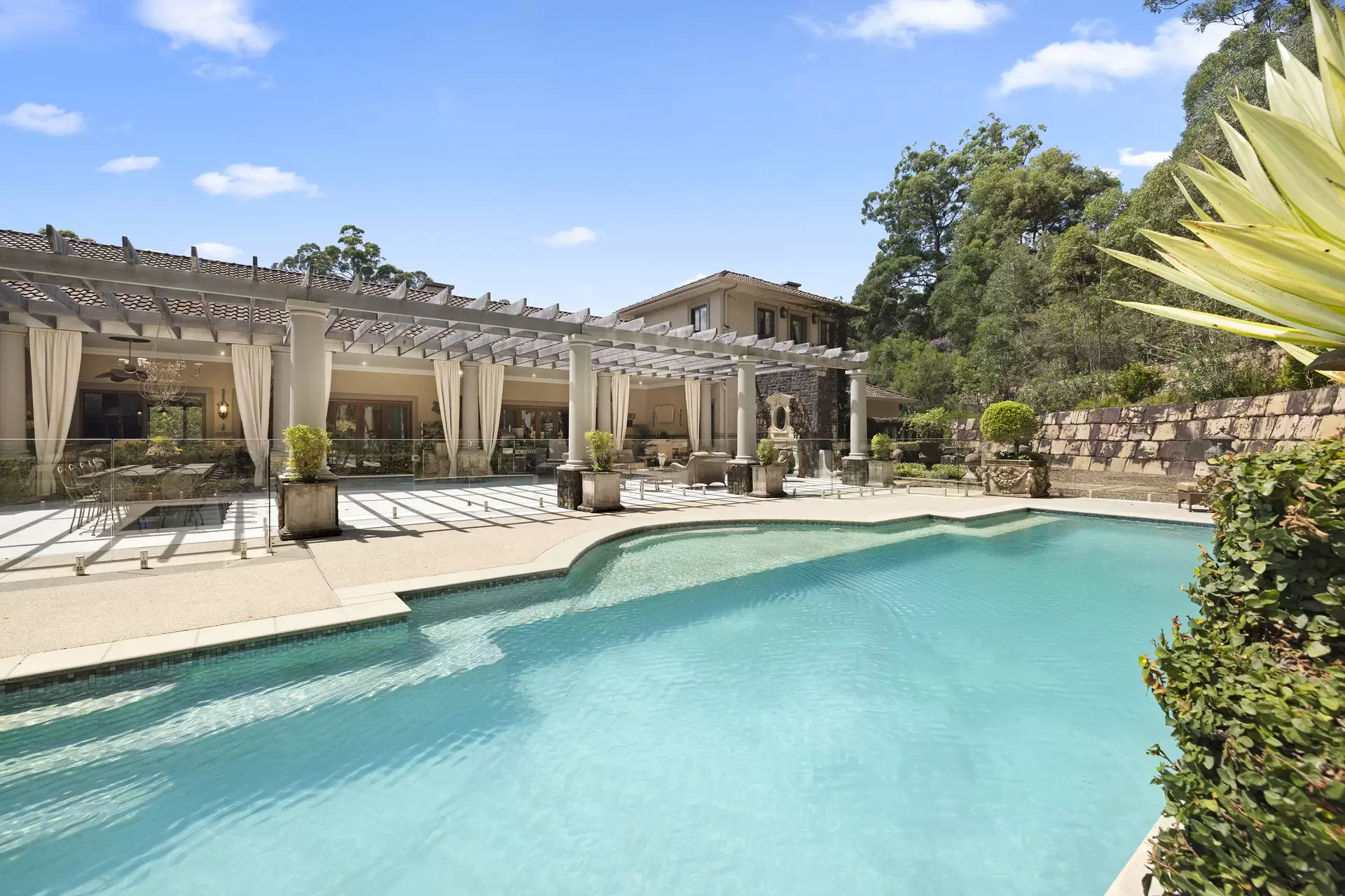 25 Glenn Vista Place, Chevallum Sold by Queensland Sotheby's International Realty - image 1