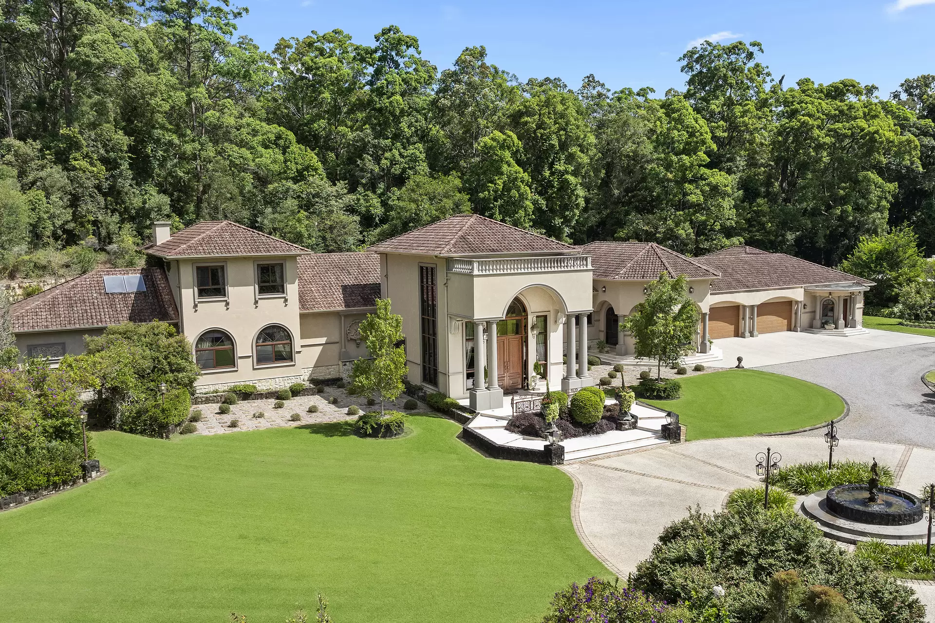 25 Glenn Vista Place, Chevallum Sold by Queensland Sotheby's International Realty - image 1