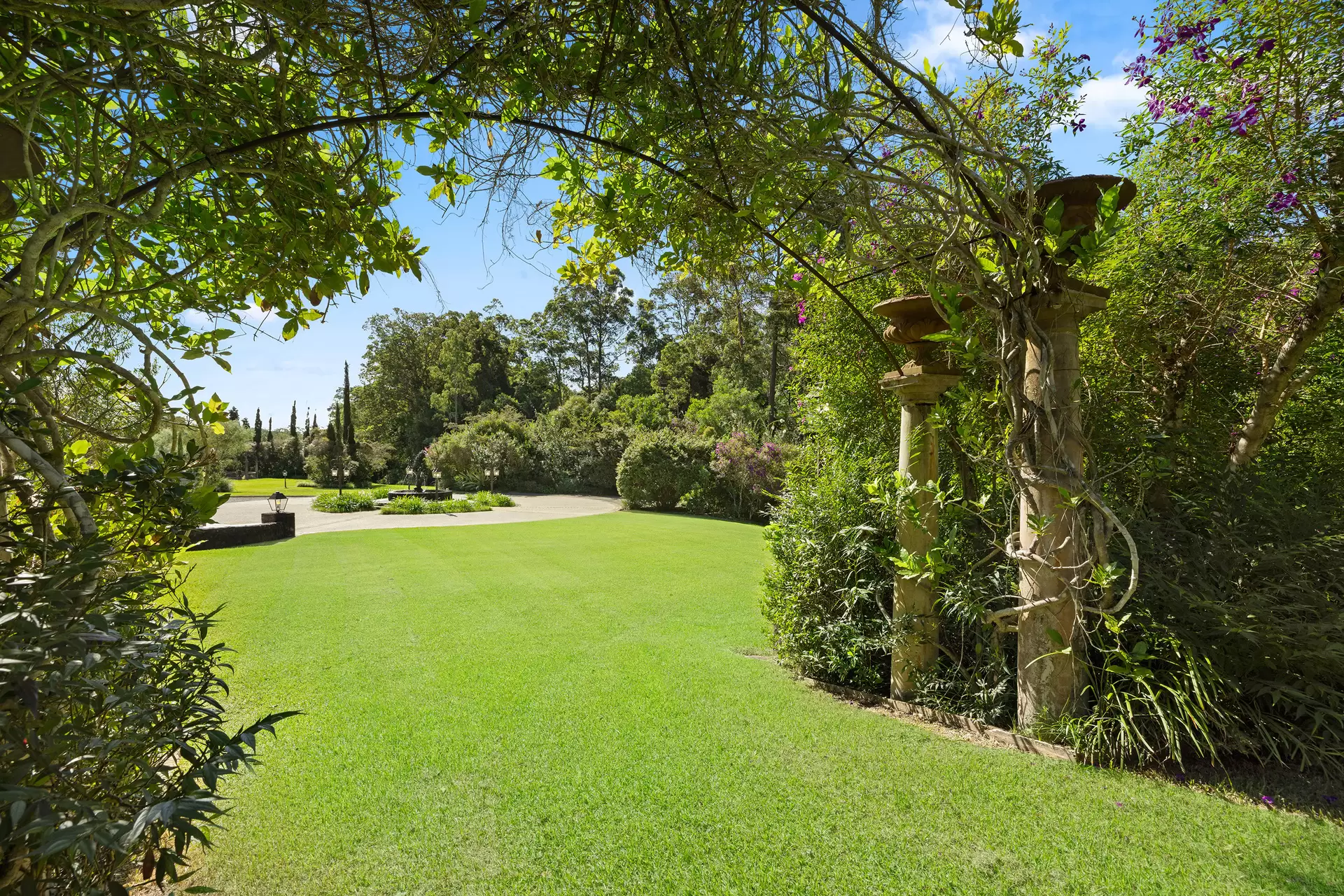 25 Glenn Vista Place, Chevallum Sold by Queensland Sotheby's International Realty - image 1