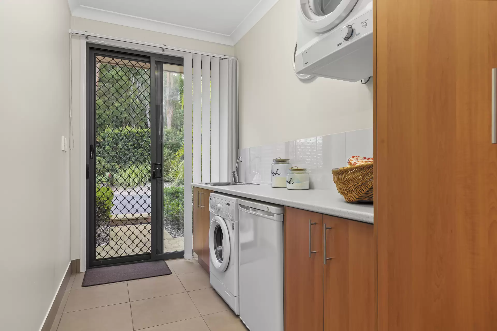 29-31 Pinecone Place, Thornlands Sold by Queensland Sotheby's International Realty - image 1