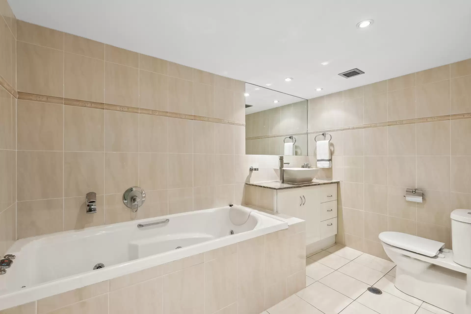 41/18 MacArthur Parade, Main Beach Sold by Queensland Sotheby's International Realty - image 1