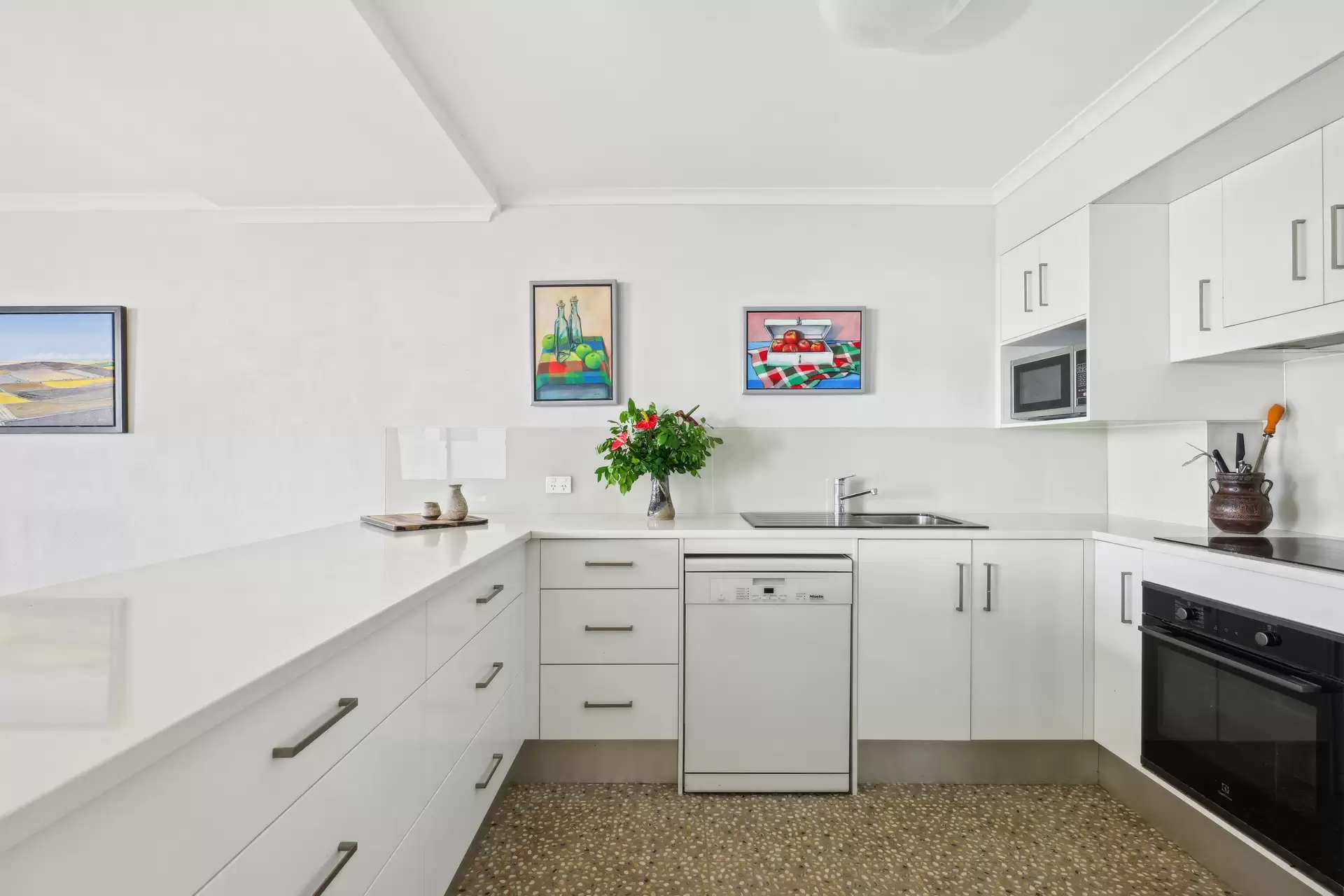 26/32-34 Musgrave Street, Coolangatta Sold by  - image 1