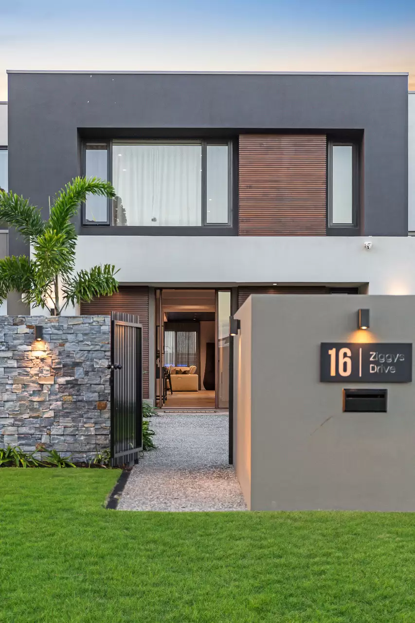 16 Ziggys Drive, Thornlands Sold by Queensland Sotheby's International Realty - image 1