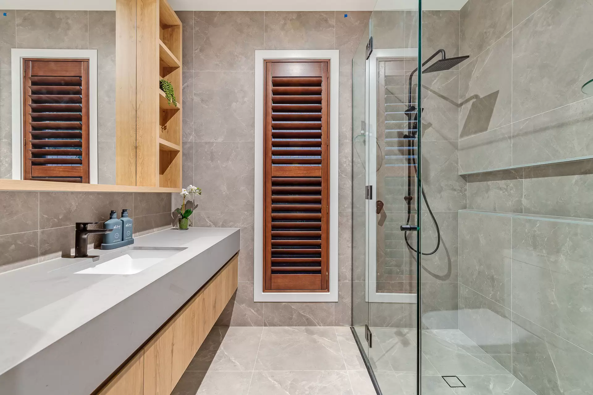 16 Ziggys Drive, Thornlands Sold by Queensland Sotheby's International Realty - image 1