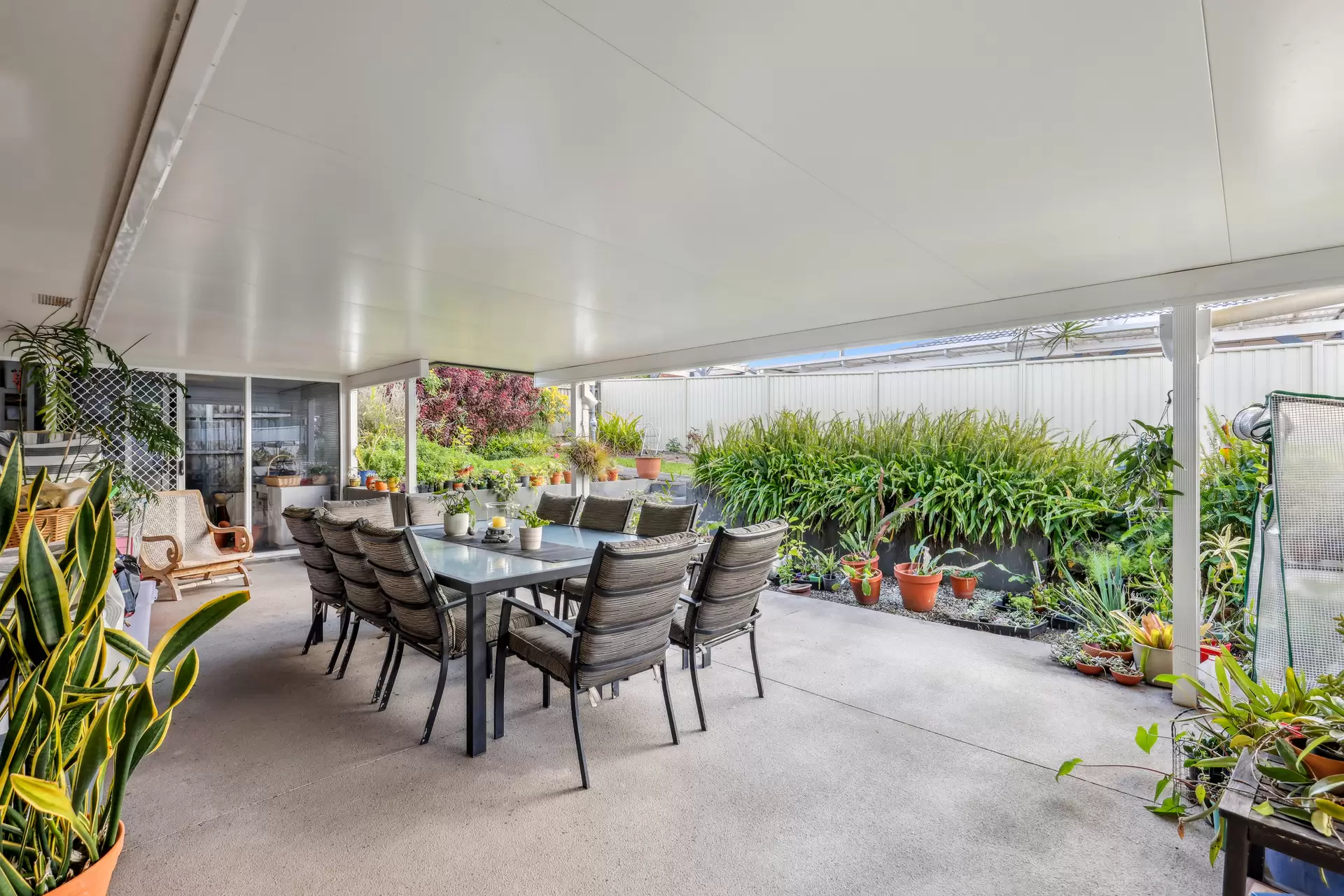 60 Kallaroo Crescent, Ashmore Sold by Queensland Sotheby's International Realty - image 1
