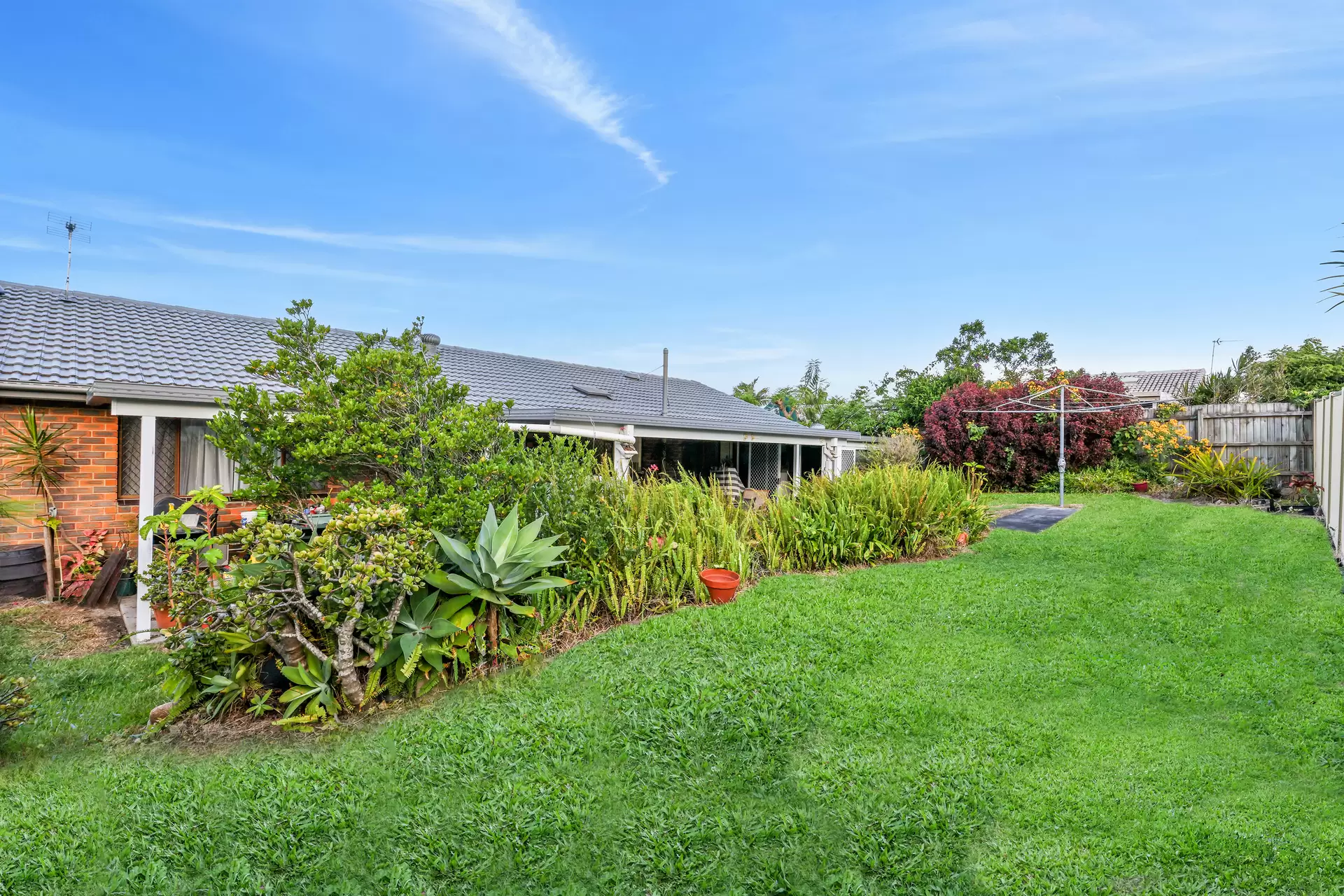 60 Kallaroo Crescent, Ashmore Sold by Queensland Sotheby's International Realty - image 1