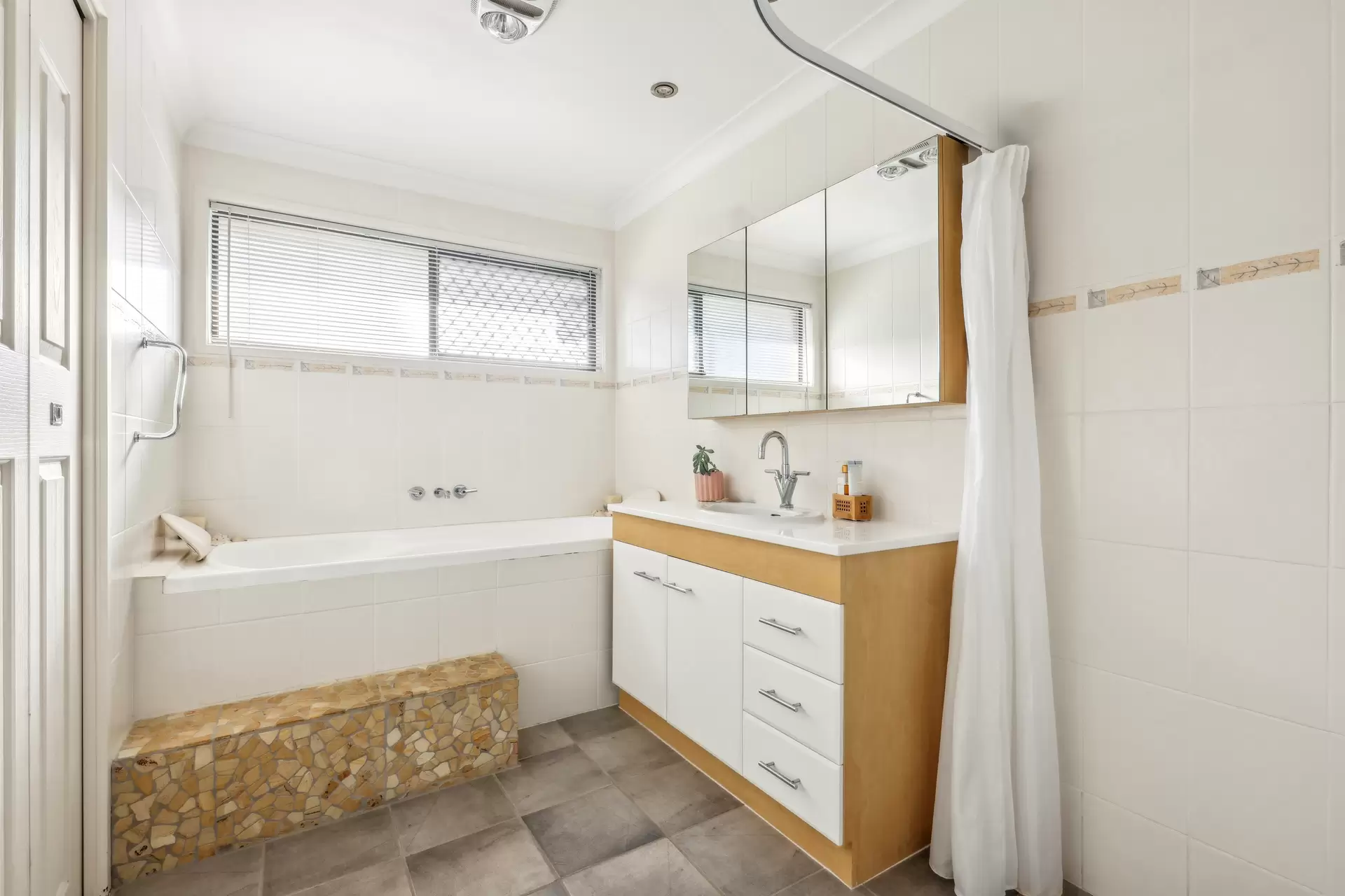 60 Kallaroo Crescent, Ashmore Sold by Queensland Sotheby's International Realty - image 1